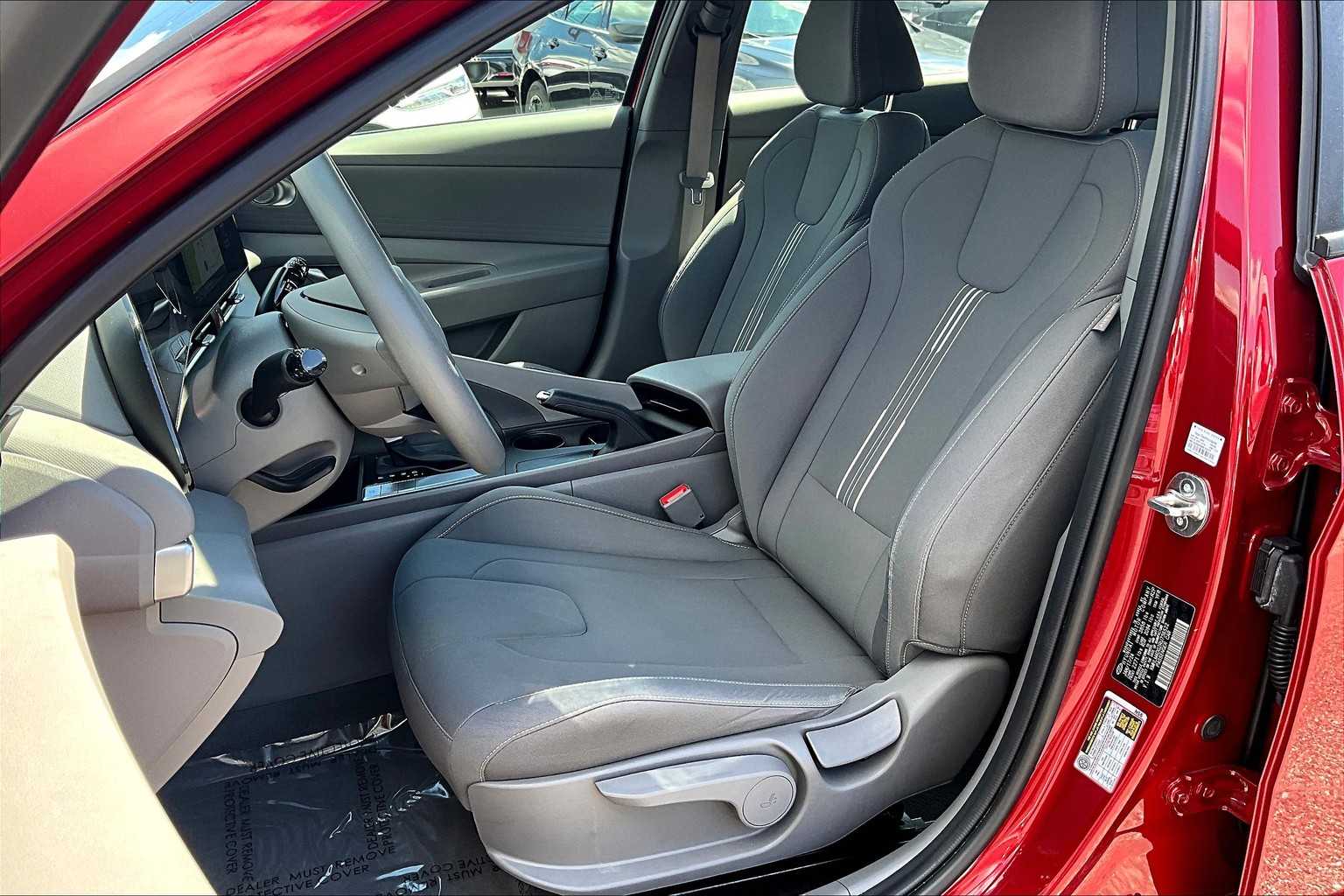 2024 Hyundai Elantra SEL photo 7