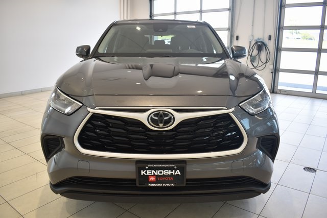 2023 Toyota Highlander LE photo 3
