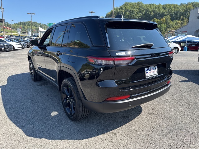 2025 Jeep Grand Cherokee Altitude photo 2