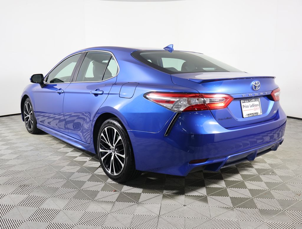 2020 Toyota Camry SE photo 4