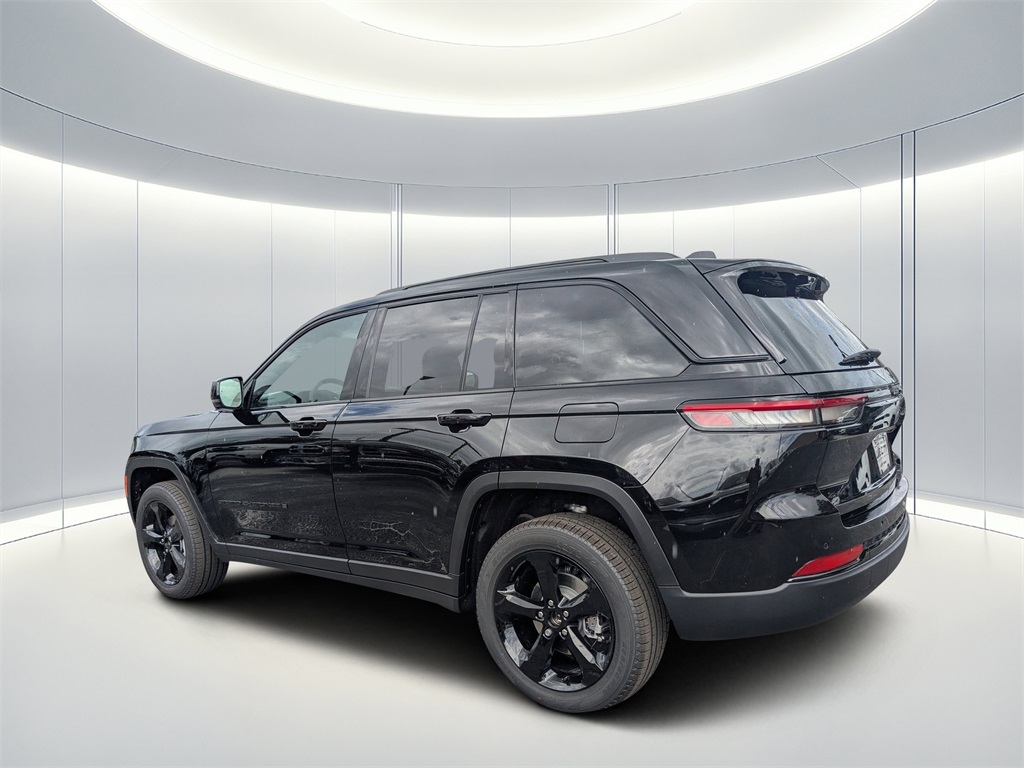 2025 Jeep Grand Cherokee Limited photo 3