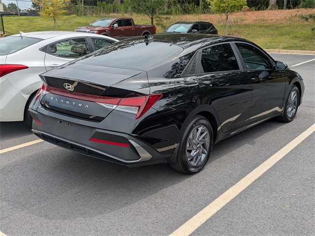2024 Hyundai Elantra SEL photo 3