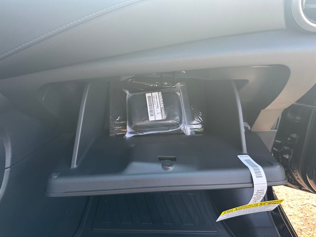 2025 Nissan Versa 1.6 S photo 26
