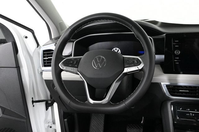 2025 Volkswagen Taos SE photo 3