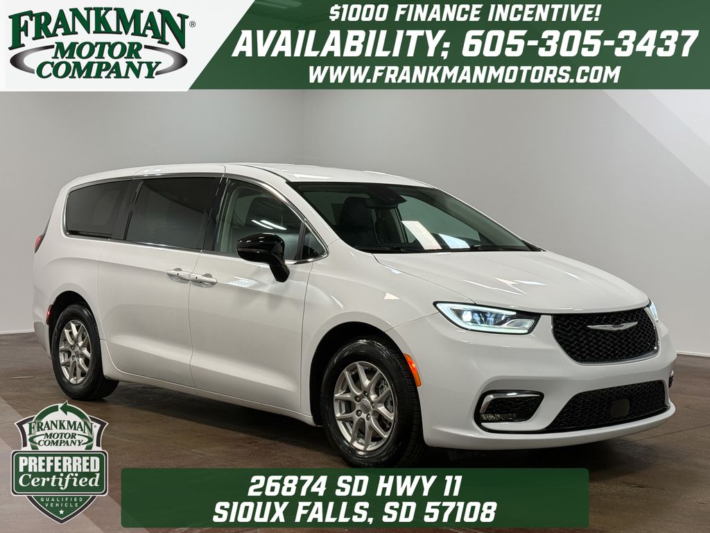 2024 Chrysler Pacifica Touring L's photo