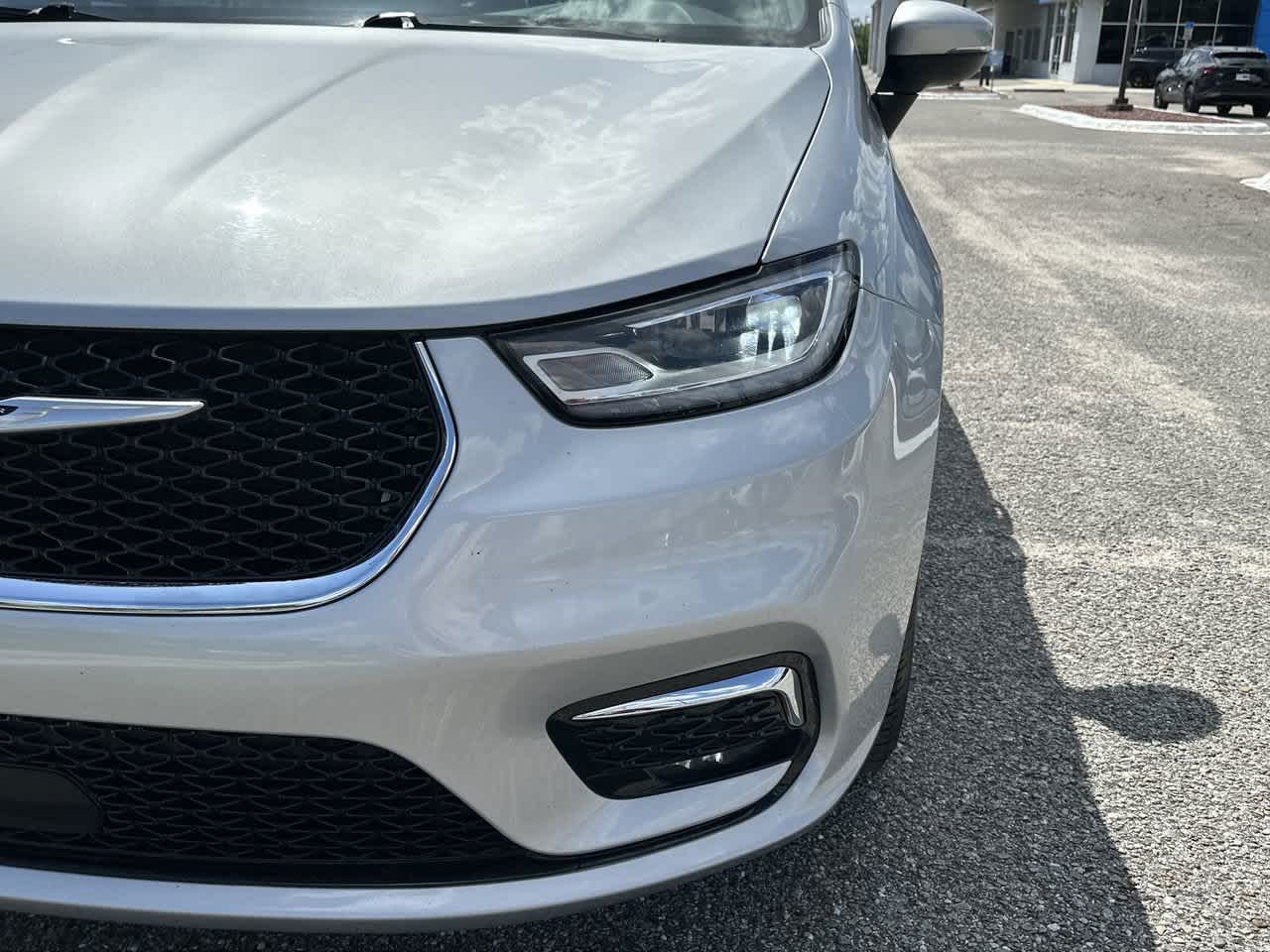 2023 Chrysler Pacifica Touring L photo 13