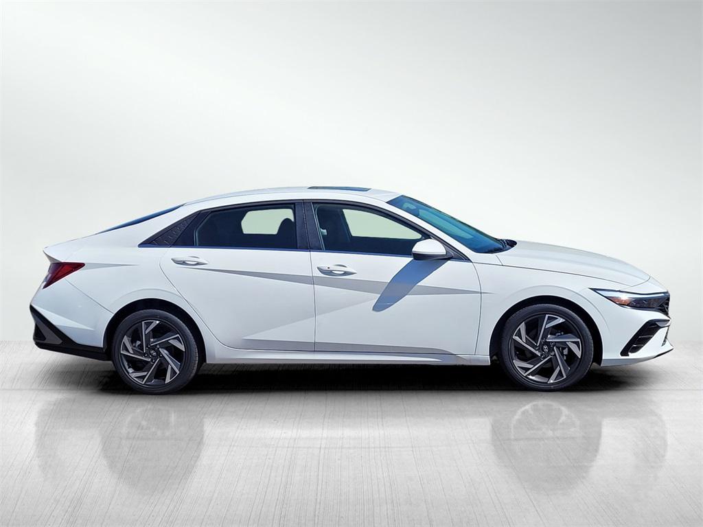 2025 Hyundai Elantra SEL Convenience photo 3