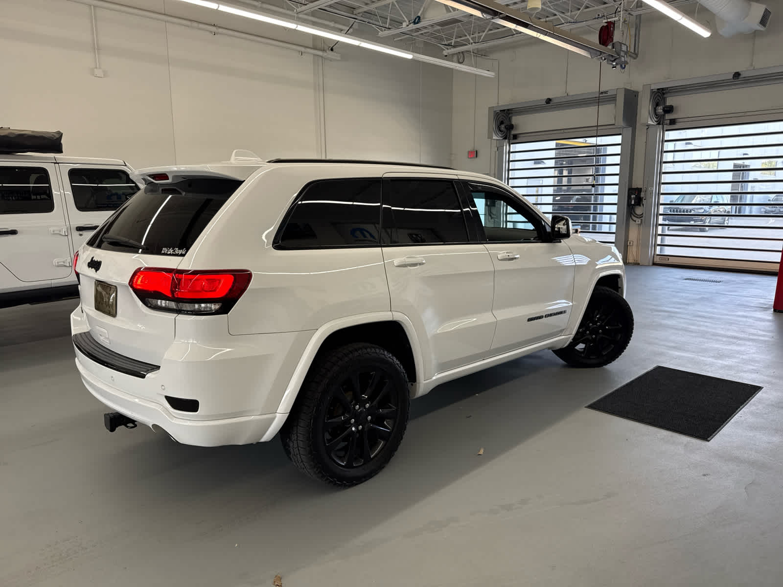 2017 Jeep Grand Cherokee Altitude photo 4