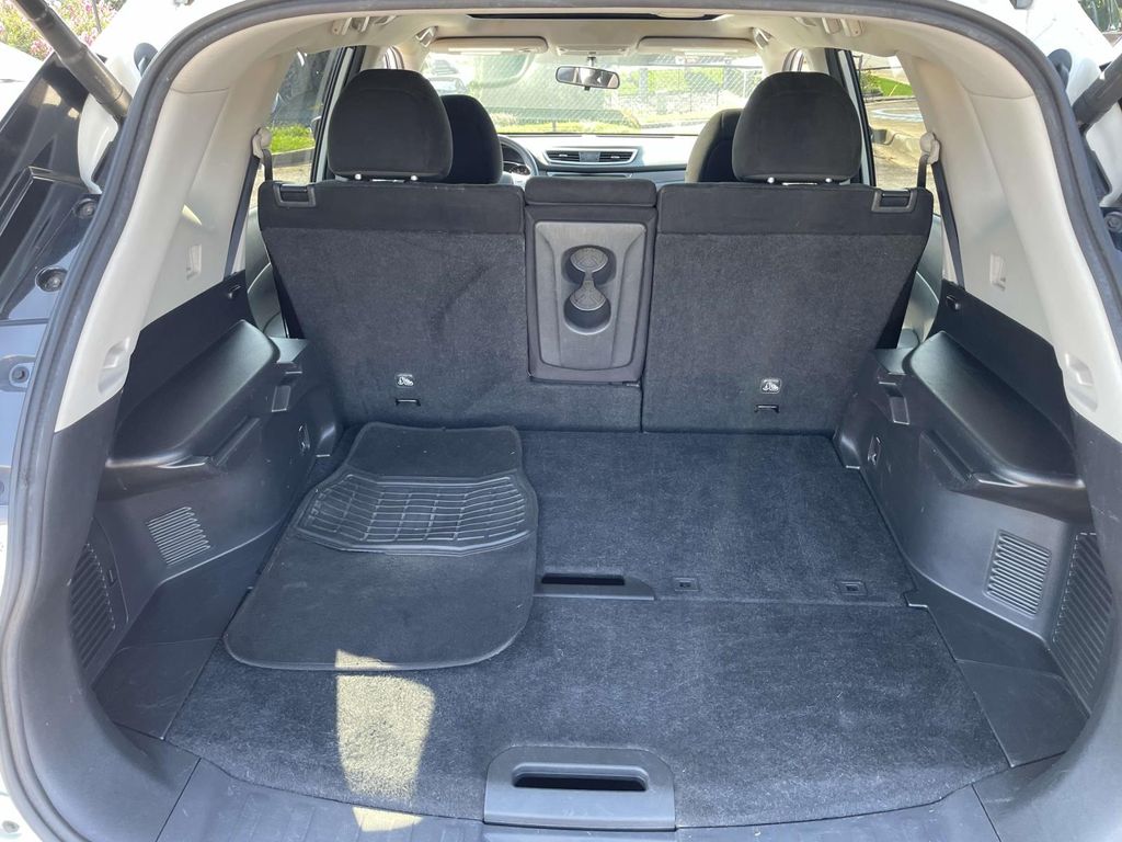 2015 Nissan Rogue SV photo 9
