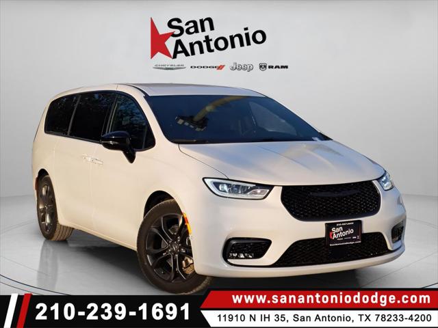 2026 Chrysler Pacifica Select's photo