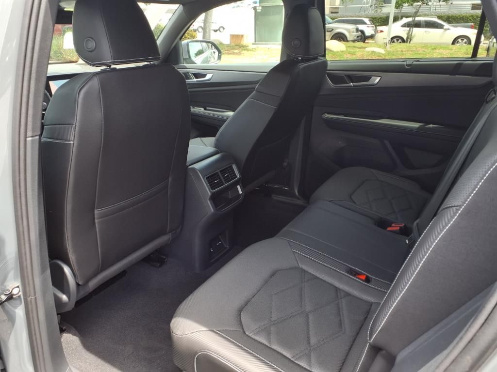 2025 Volkswagen Atlas Cross Sport SE Technology photo 13