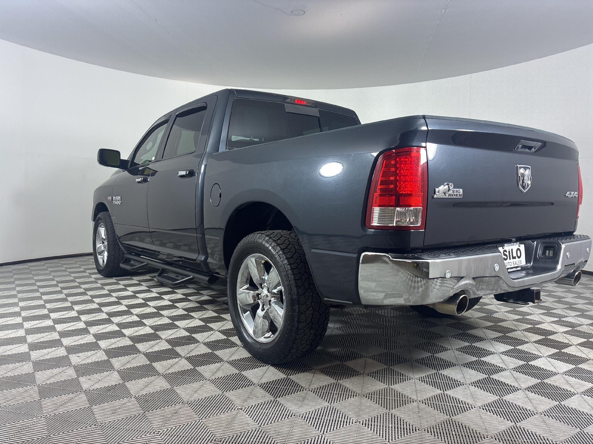 2016 Ram 1500 SLT photo 3