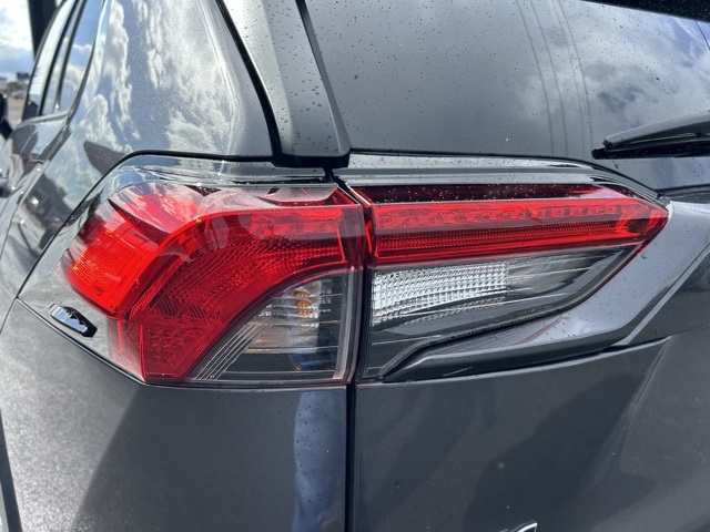 2022 Toyota RAV4 XLE Premium photo 5