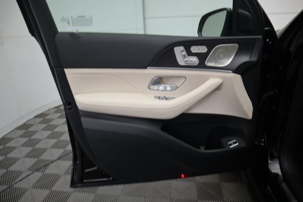 2025 Mercedes Benz GLS 450 4MATIC photo 23