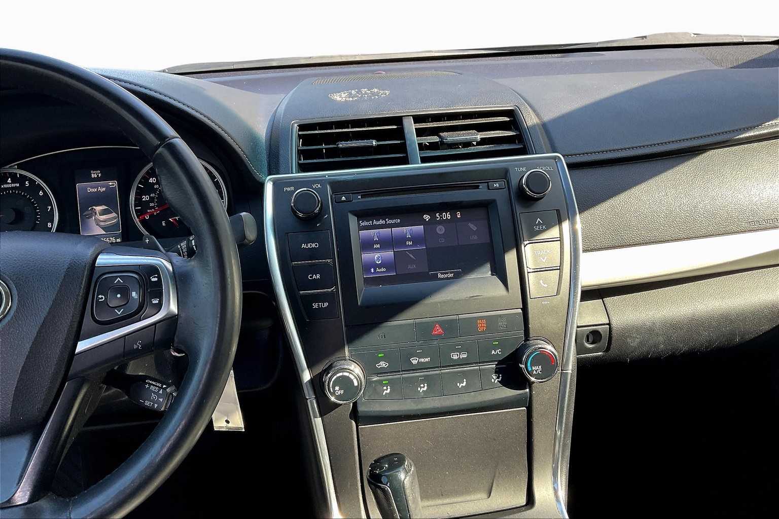 2017 Toyota Camry SE photo 6