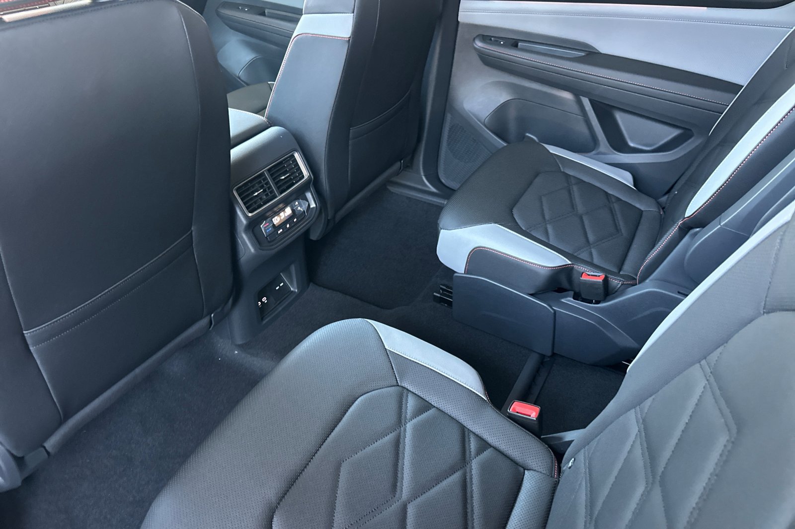 2025 Volkswagen Atlas Peak Edition SE photo 12