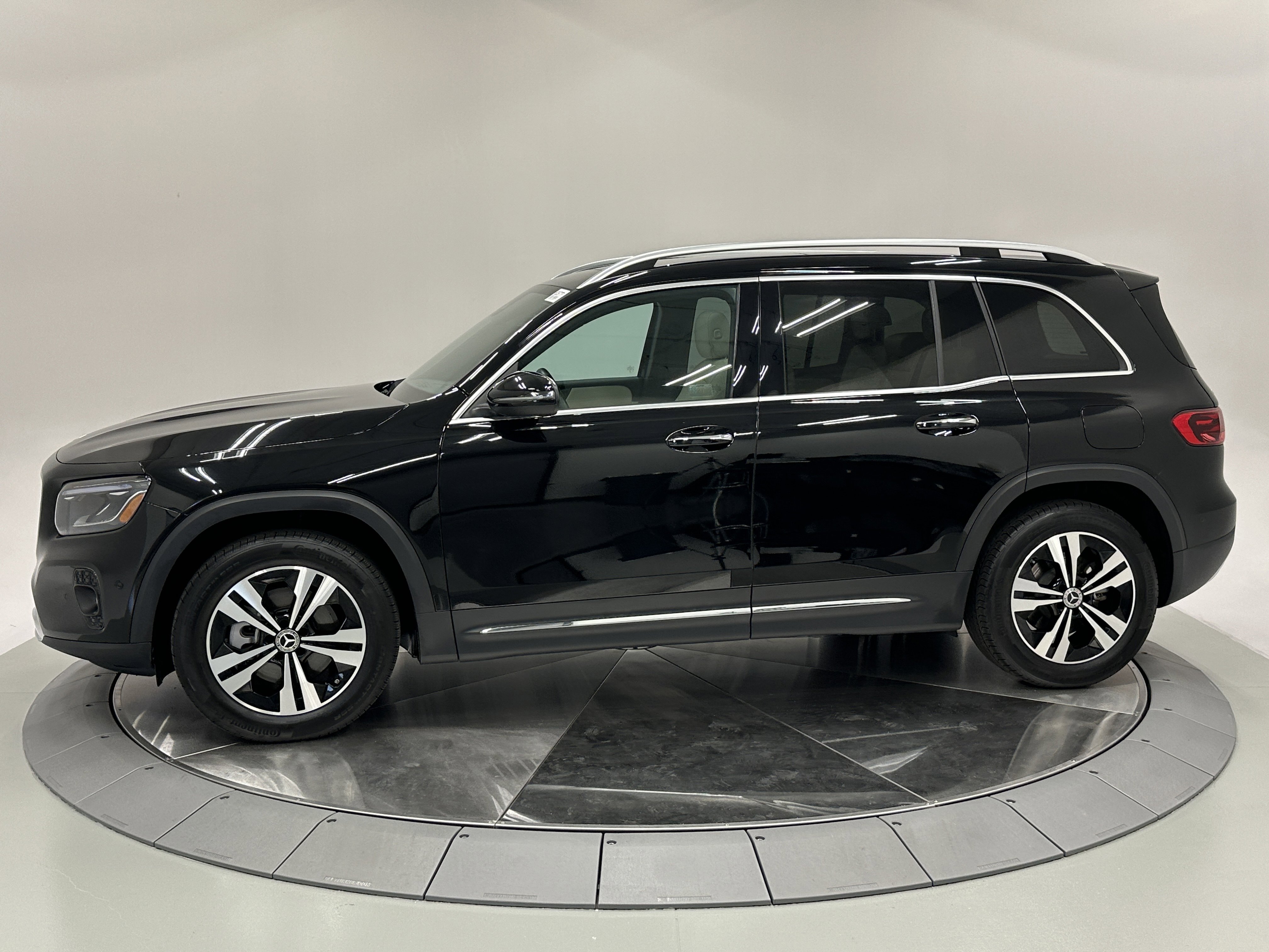 2024 Mercedes Benz GLB 250 photo 2