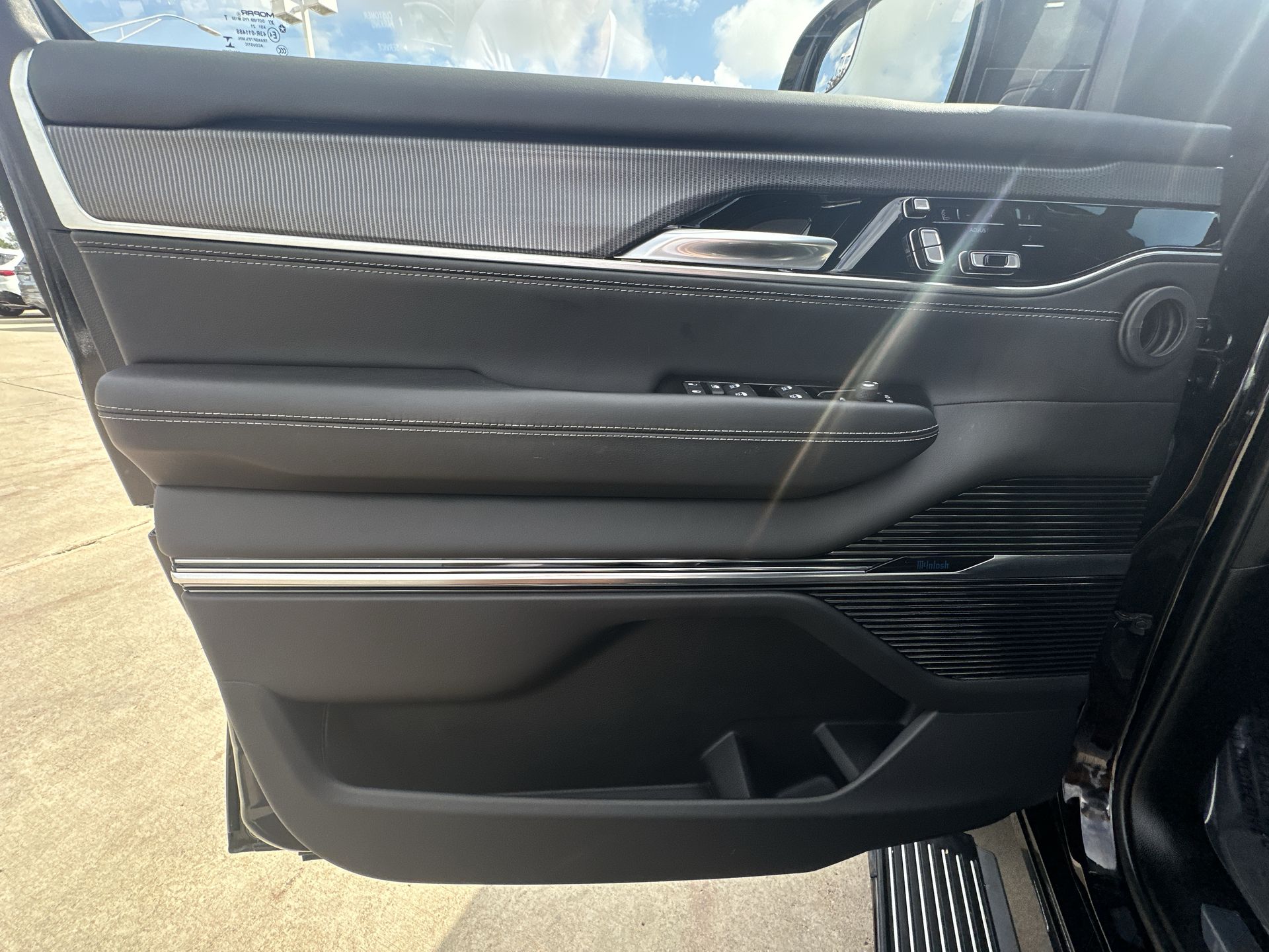 2023 Jeep Grand Wagoneer II photo 21