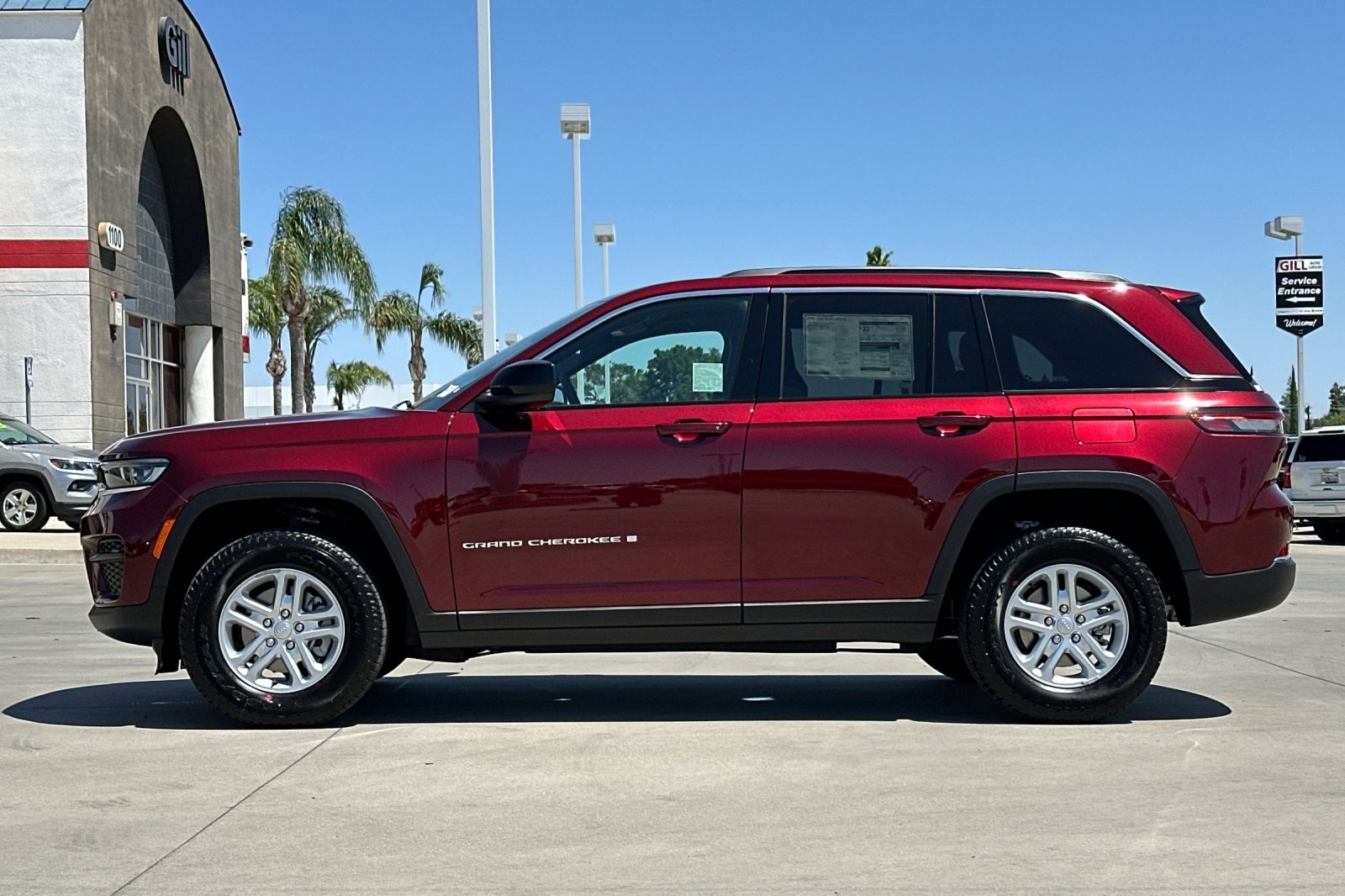 2025 Jeep Grand Cherokee Laredo photo 3