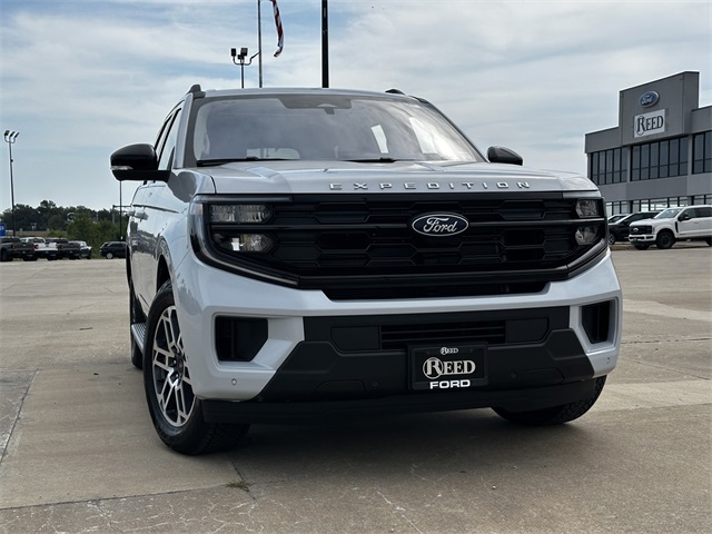 2025 Ford Expedition photo 2