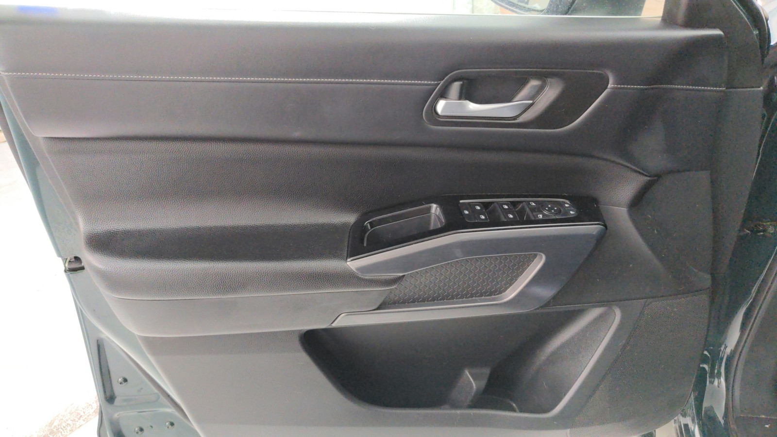 Used 2023 Obsidian Green Pearl Nissan SL image 21