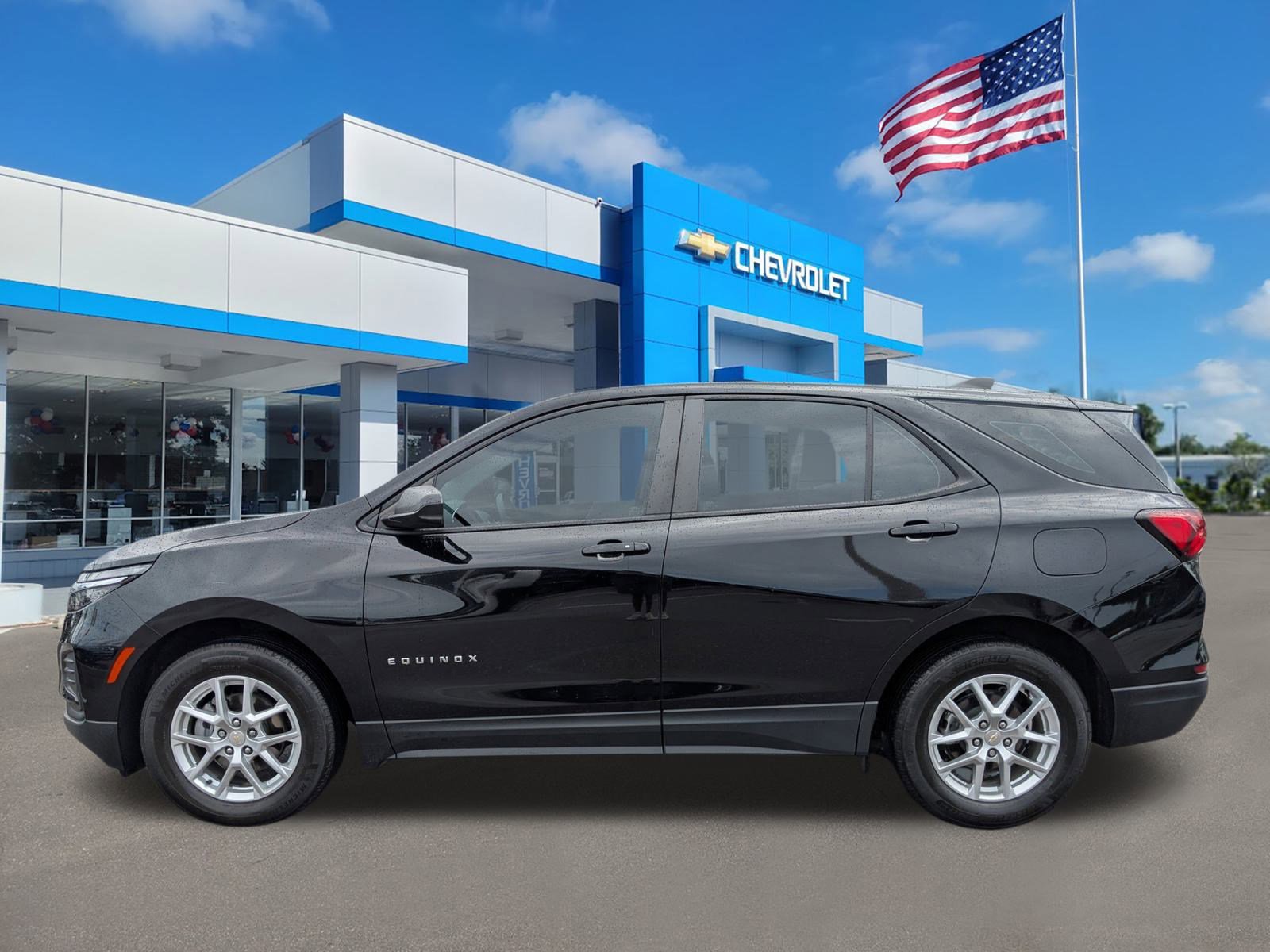 2023 Chevrolet Equinox LS photo 2