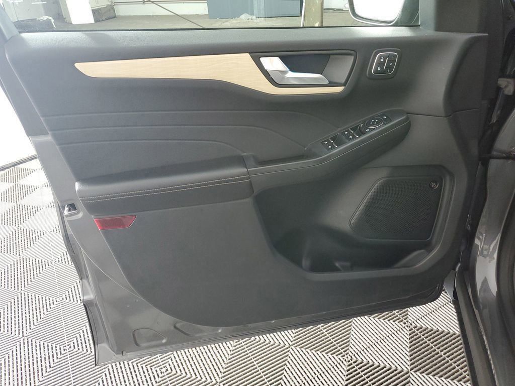 2022 Ford Escape Titanium Hybrid photo 26