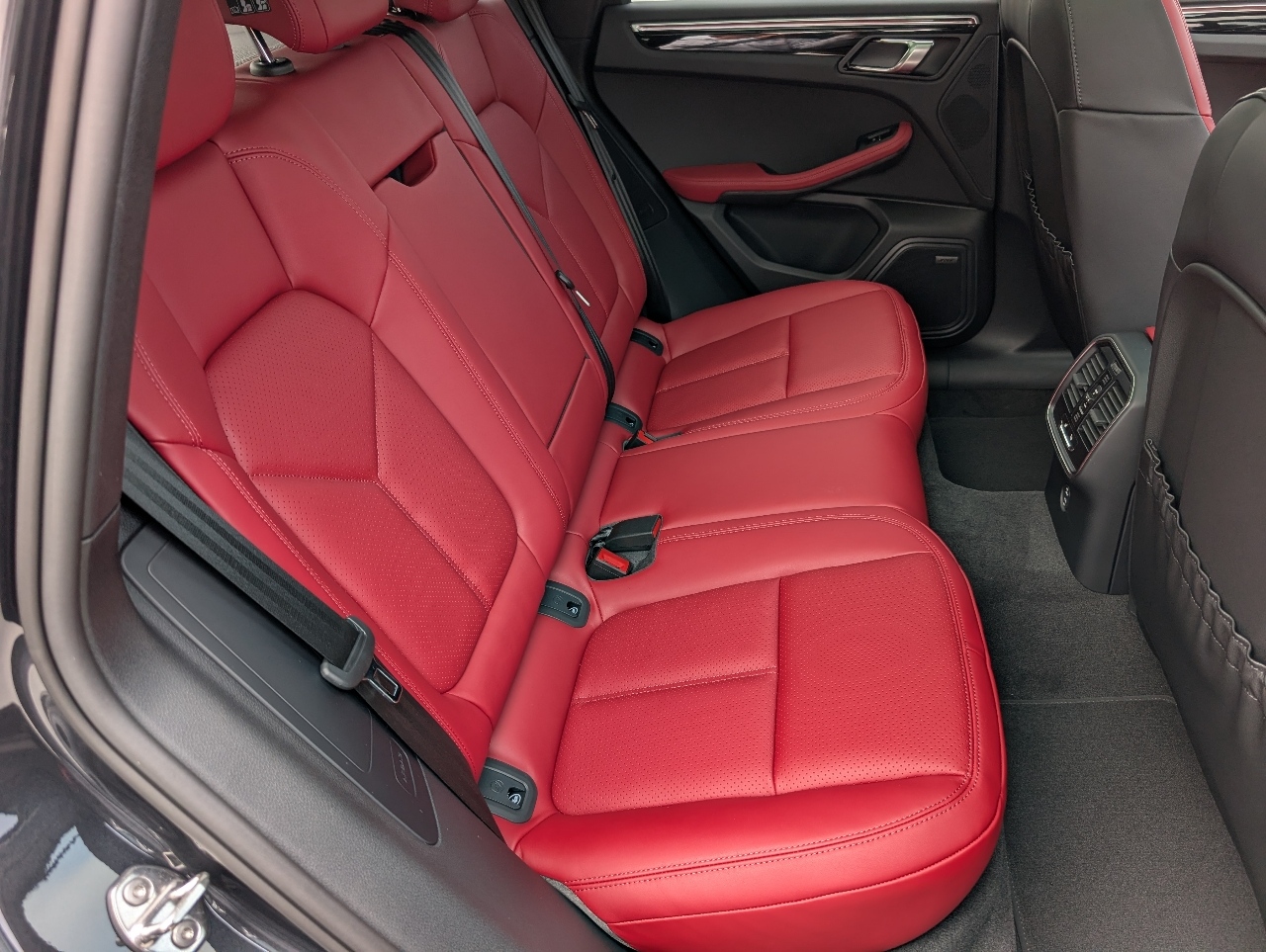 2025 Porsche Macan T photo 7