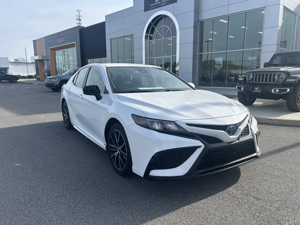 2021 Toyota Camry SE's photo