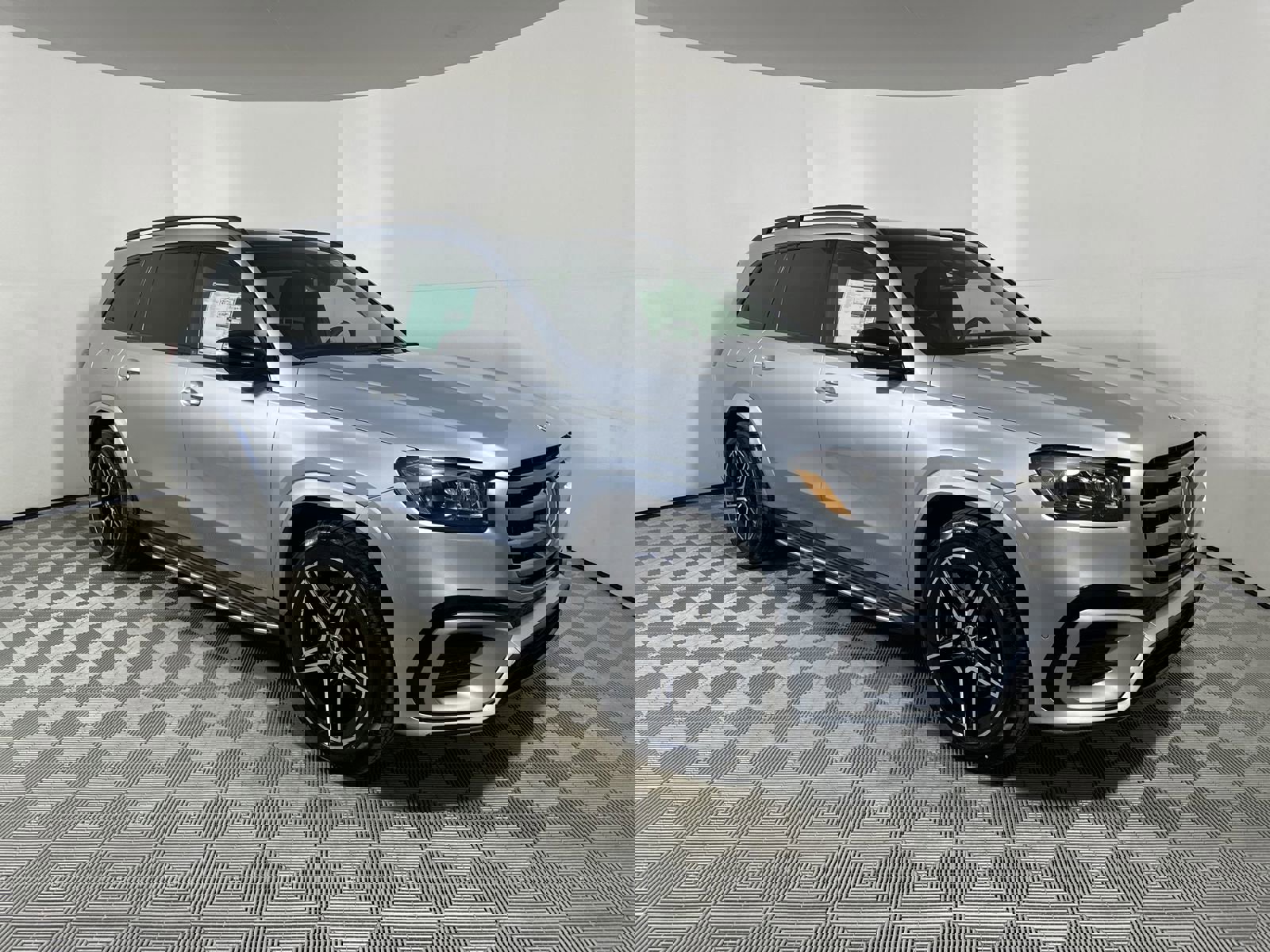 2025 Mercedes Benz GLS 450 4MATIC photo 2