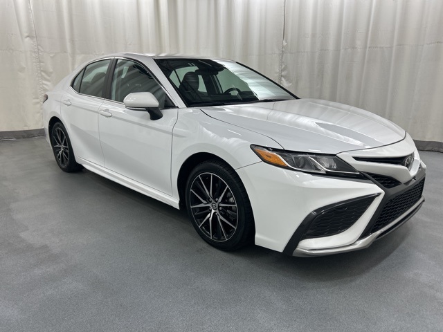 2024 Toyota Camry SE's photo