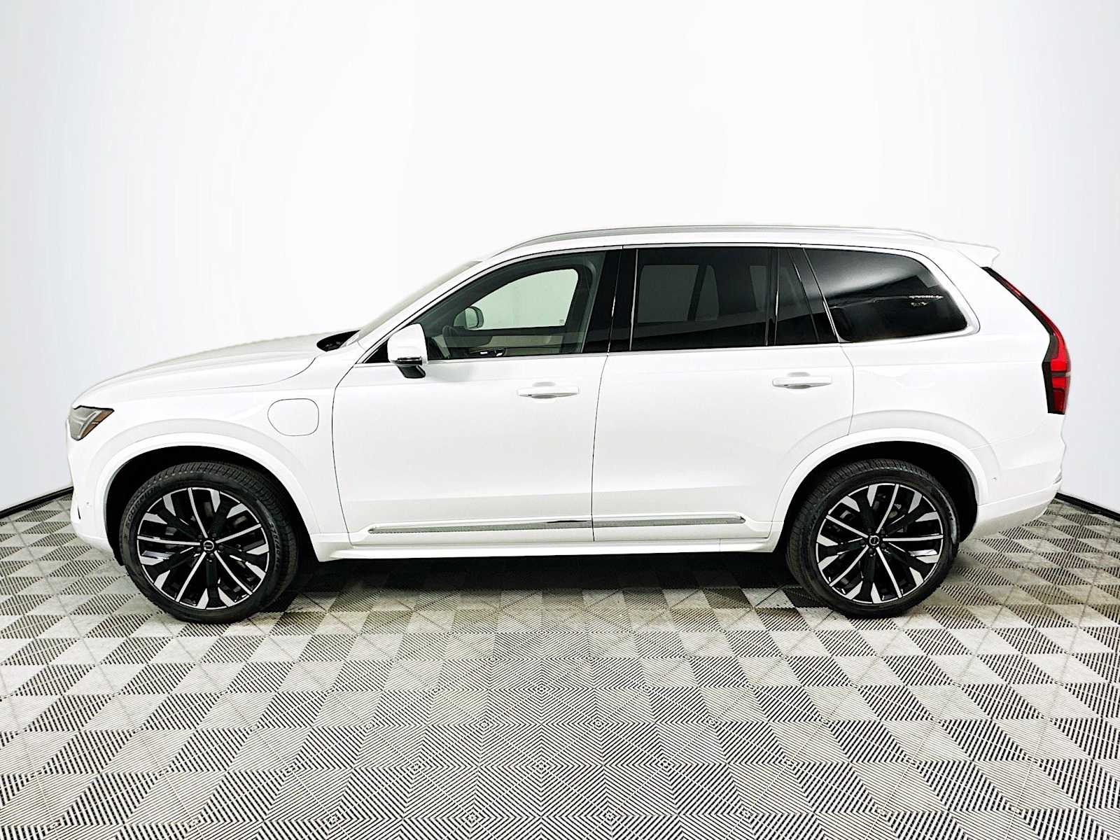2026 Volvo XC90 T8 AWD Plus photo 4