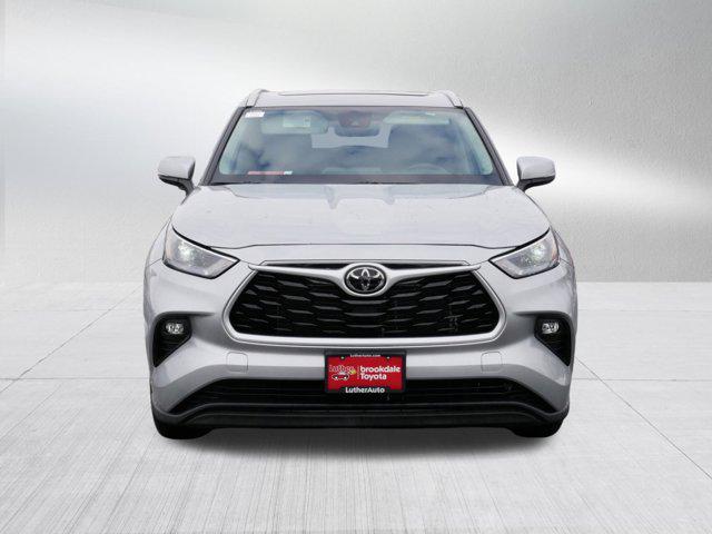 Certified 2022 Toyota Highlander XLE with VIN 5TDGZRBHXNS242679 for sale in Brooklyn Center, Minnesota