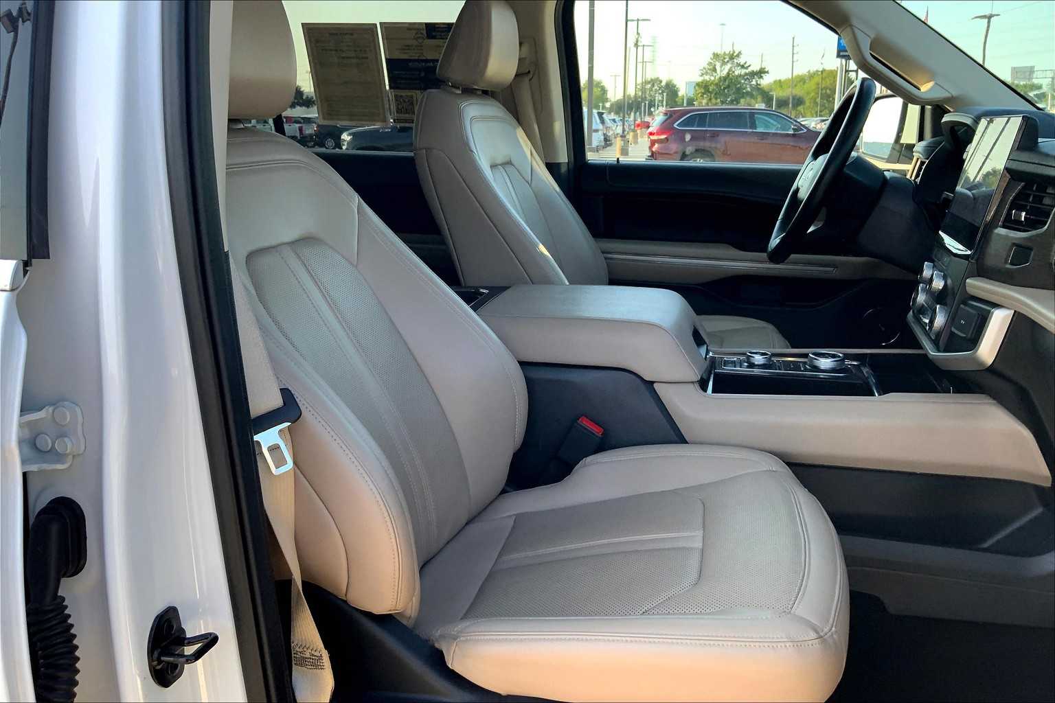 2023 Ford Expedition MAX Limited photo 8