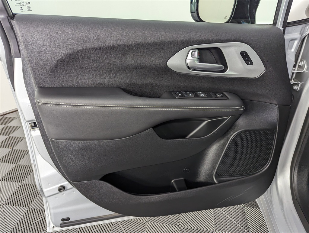2024 Chrysler Pacifica Touring L photo 14