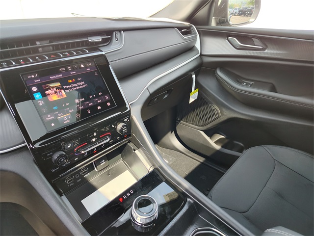2025 Jeep Grand Cherokee Laredo photo 24