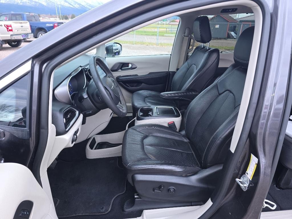 2022 Chrysler Pacifica Touring L photo 17