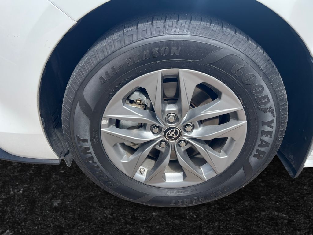 2022 Toyota Sienna XLE photo 25