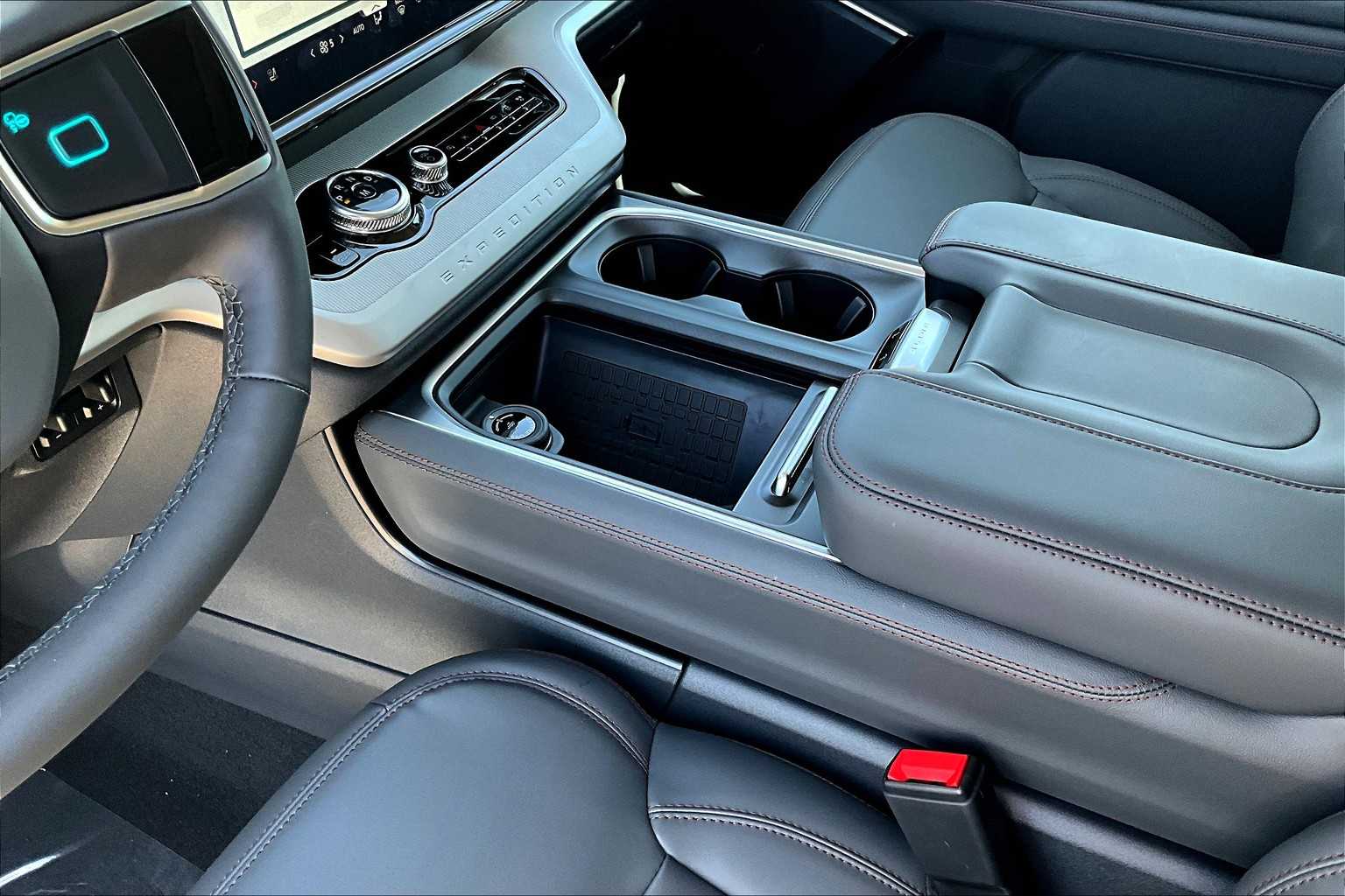 2025 Ford Expedition photo 4