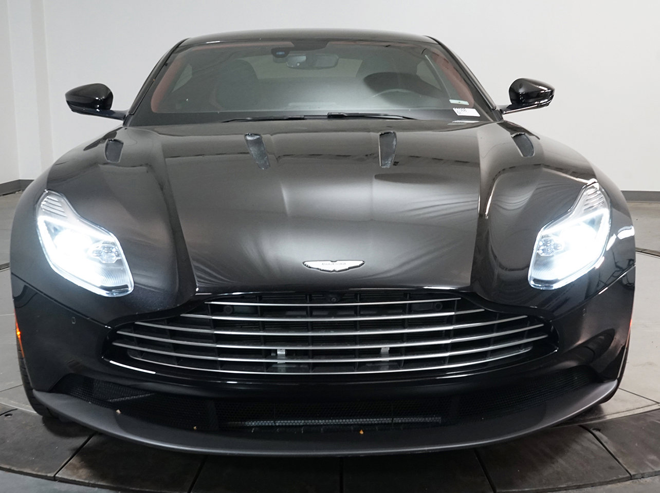 2018 Aston Martin DB11 photo 4