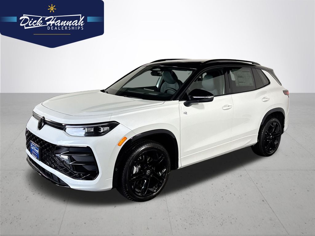 2025 Volkswagen Tiguan SE R-LINE BLACK's photo