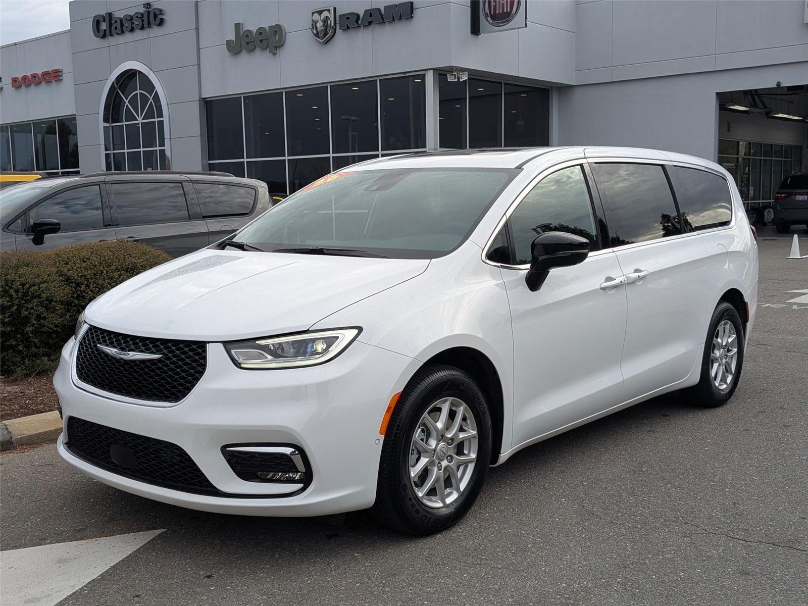 2026 Chrysler Pacifica Select's photo