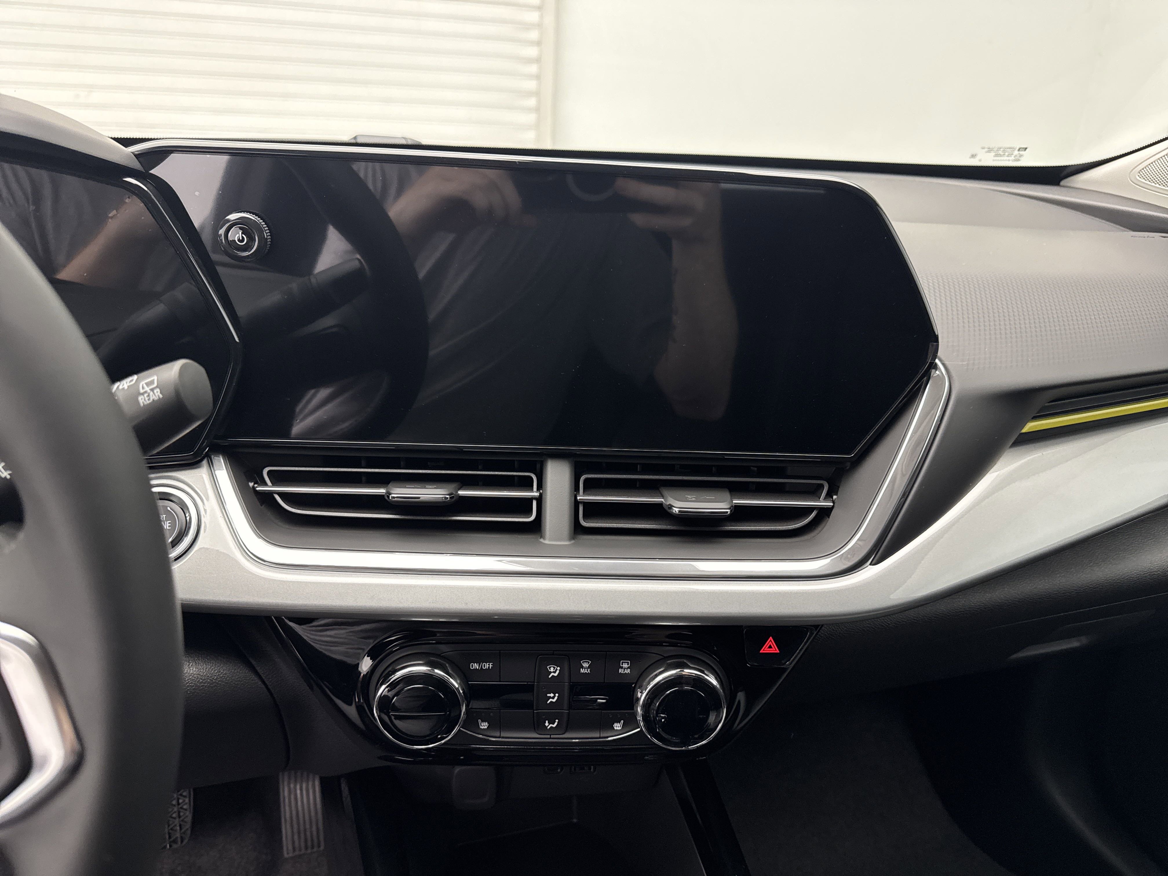 2025 Chevrolet Trax LT photo 15