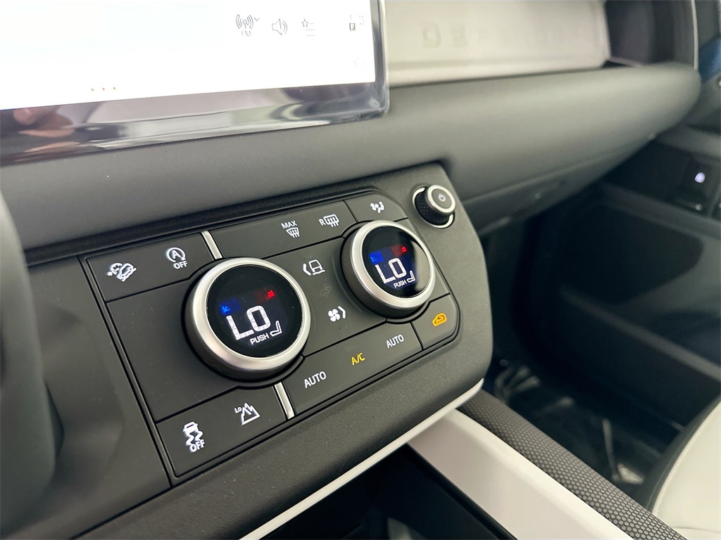 2025 Land Rover Defender 110 S photo 17