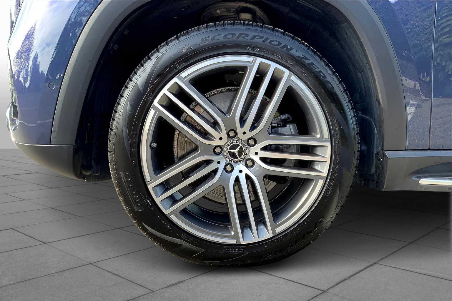 2025 Mercedes Benz GLS 450 4MATIC photo 9