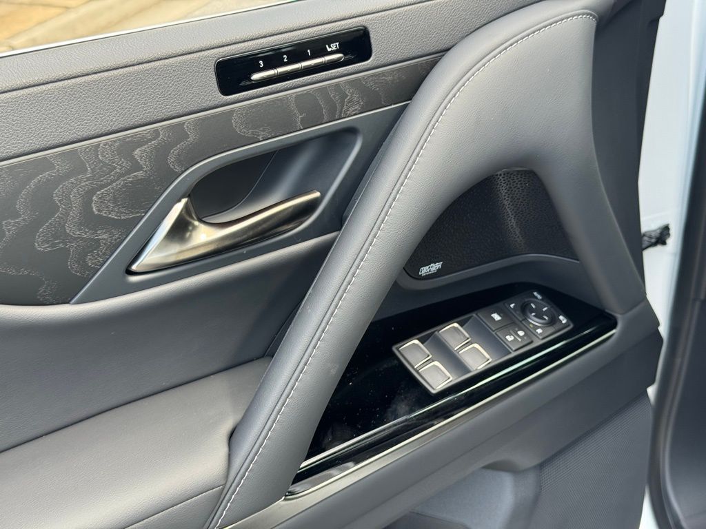 2025 Lexus LX 600 Luxury photo 16