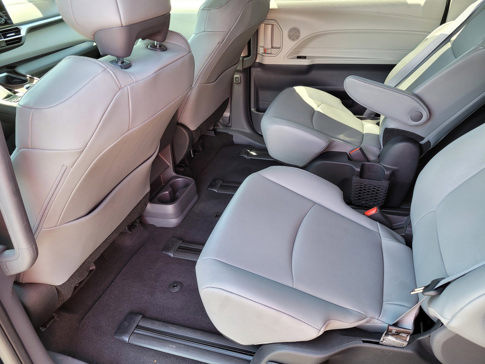 2023 Toyota Sienna XLE photo 11