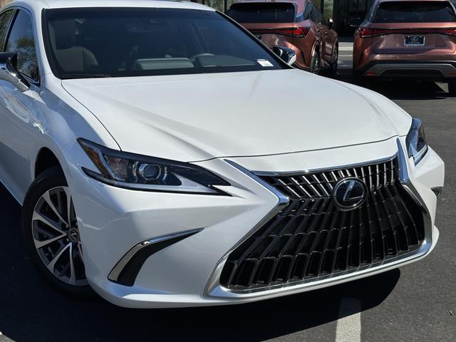 2025 Lexus ES Base photo 2