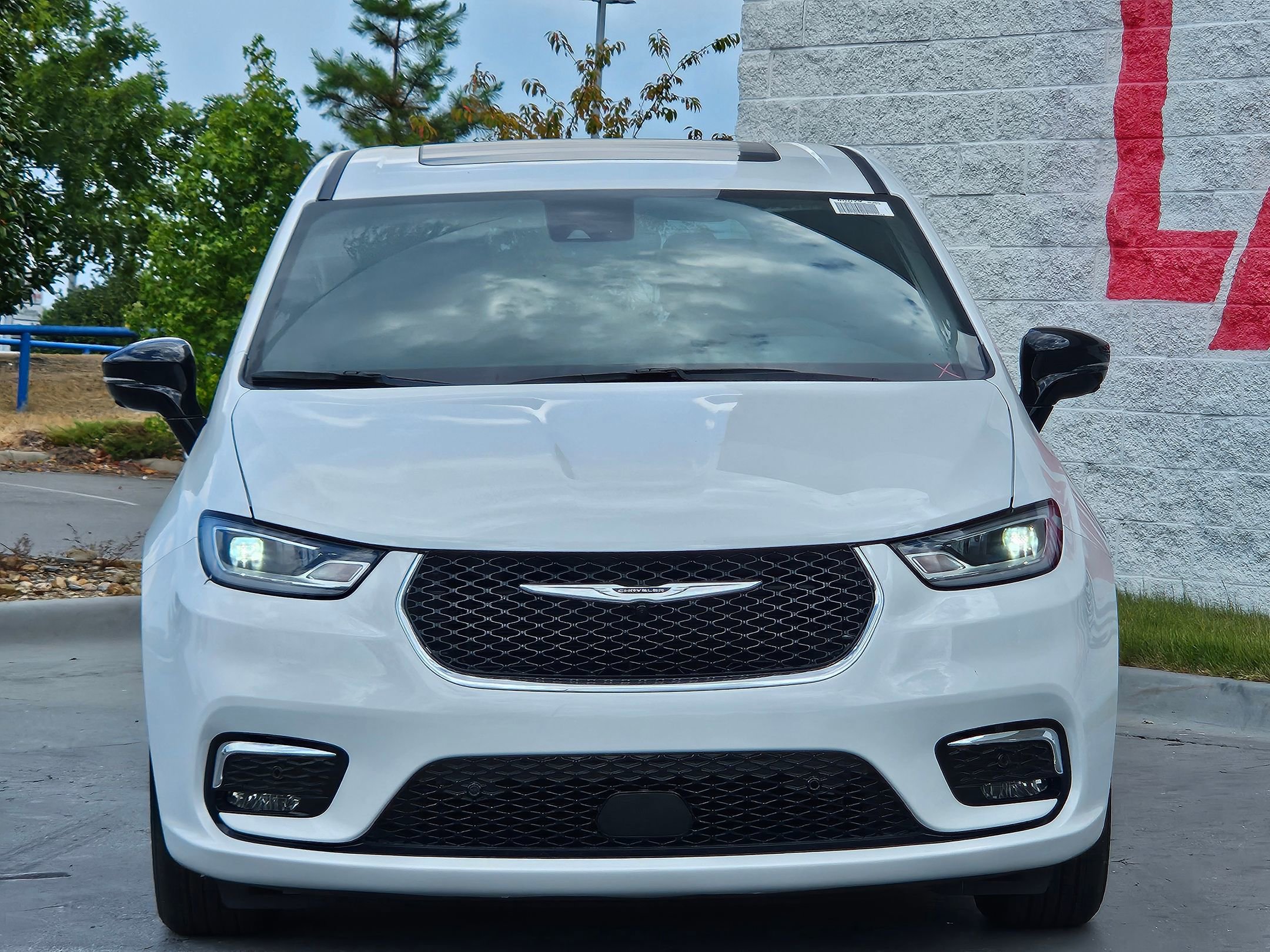 2026 Chrysler Pacifica photo 2