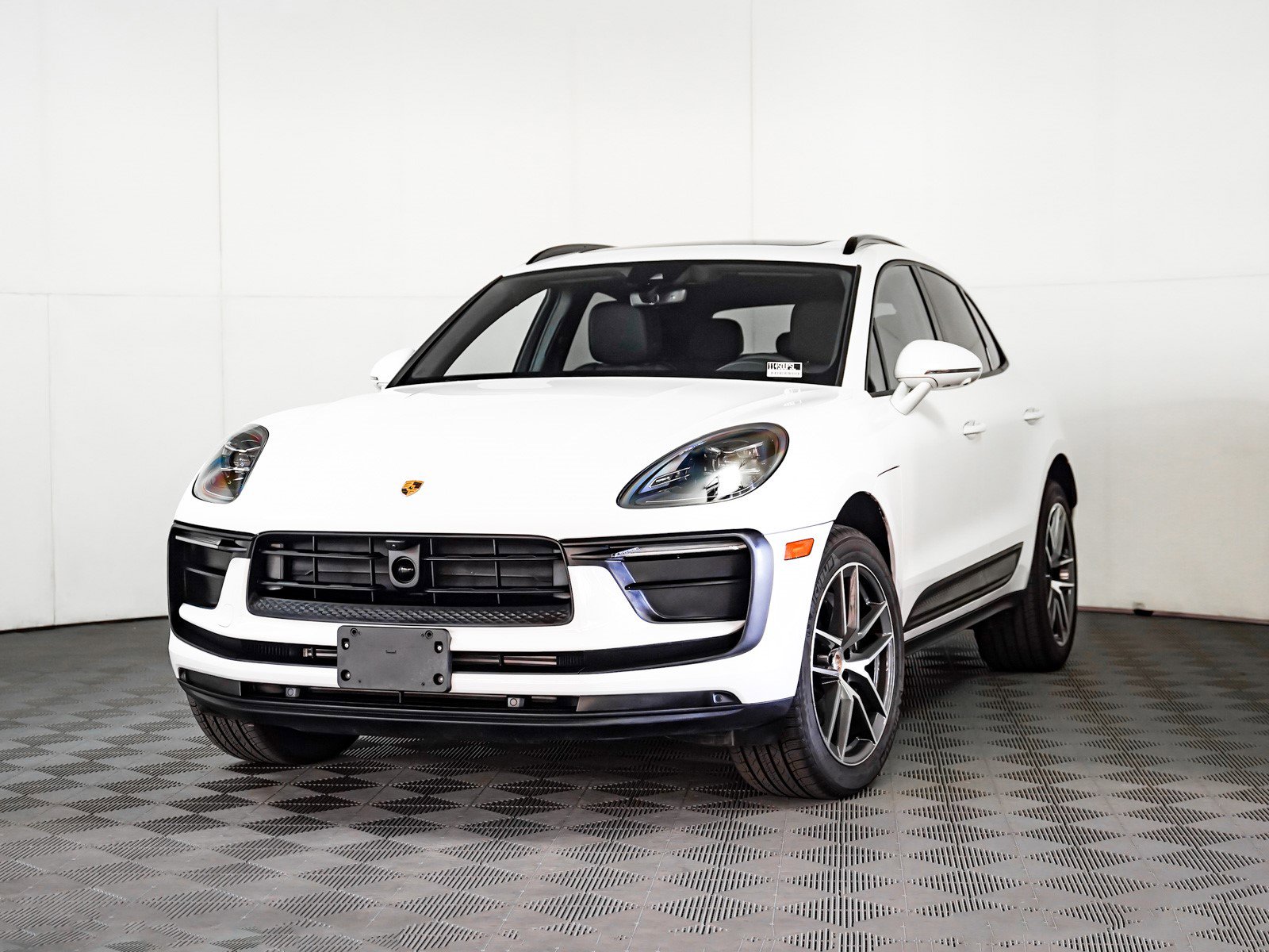 2025 Porsche Macan's photo